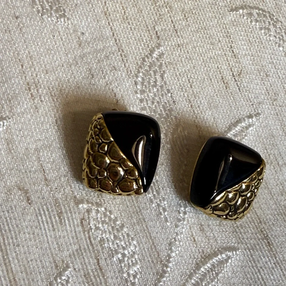 Givenchy‎ 4G gold pebble texture and black acrylic clip-on earrings. 1980’s - Picture 6 of 7